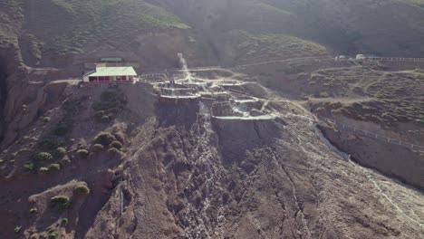 Thermalbecken-Im-Termas-Tal-Des-Hügels-In-Cajon-Del-Maipo,-In-Der-Nähe-Von-Santiago,-Chile