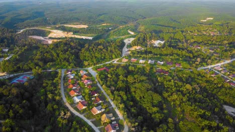 Asombrosas-Imágenes-Cinematográficas-De-Drones-Residenciales-Al-Atardecer-De-4k-Después-De-Que-El-Problema-De-La-Deforestación-Consiste-En-Casas,-Carreteras,-árboles,-Lago-E-Infraestructura-En-Medio-Del-Bosque-Tropical-Ubicado-En-Riau,-Indonesia