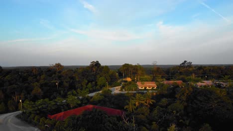 Erstaunliche-Filmische-4k-Sonnenuntergang-Drohnenaufnahmen-Nach-Dem-Problem-Der-Entwaldung-Bestehen-Aus-Häusern,-Straßen,-Bäumen,-Seen-Und-Infrastruktur-Inmitten-Eines-Tropischen-Waldes-In-Riau,-Indonesien
