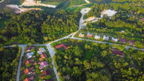 Asombrosas-Imágenes-Cinematográficas-De-Drones-Residenciales-Al-Atardecer-De-4k-Después-De-Que-El-Problema-De-La-Deforestación-Consiste-En-Casas,-Carreteras,-árboles,-Lago-E-Infraestructura-En-Medio-Del-Bosque-Tropical-Ubicado-En-Riau,-Indonesia
