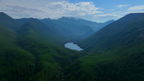 Vista-Panorámica-De-Montañas-Boscosas-Rodeadas-En-El-Lago-Flathead-En-Montana,-Estados-Unidos