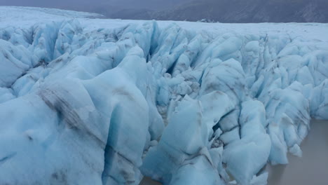 Langsame-Niedrige-Luftaufnahme-über-Knackendem-Gletscher