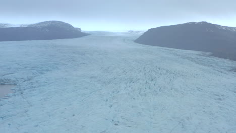 Langsam-Absteigende-Luftaufnahme-über-Riesigen-Gletscher