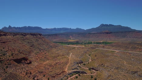 Luftbild-Der-Red-Rock-Mountains-Im-Mount-Zion-National-Park-Im-Süden-Von-Utah,-Vereinigte-Staaten
