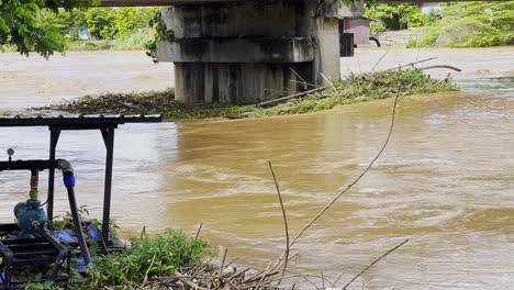 Río-Con-Alto-Nivel-De-Agua-Que-Fluye-Bajo-El-Puente-Durante-Inundaciones-Extremas-En-El-Norte-De-Tailandia