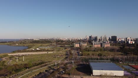 Luftflug-Entlang-Der-Küstenregion-Von-Buenos-Aires-Und-Ankommendes-Flugzeug-Am-Flughafen-Während-Des-Sonnenuntergangs