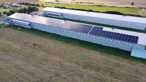 Luftaufnahme-Von-Sonnenkollektoren-Auf-Dem-Dach-Eines-Gebäudes,-Das-Elektrische-Energie-Erzeugt