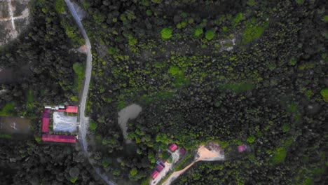 Sorprendentes-Imágenes-Cinematográficas-De-Drones-Residenciales-De-4k-Después-De-Que-El-Problema-De-La-Deforestación-Consiste-En-Muchas-Casas,-Carreteras,-árboles,-Lagos-E-Infraestructura-En-Medio-Del-Bosque-Tropical-Ubicado-En-Riau,-Indonesia