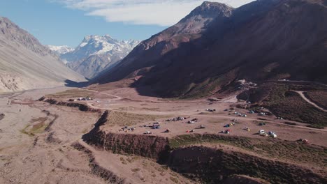 Vehículos-Y-Carpas-En-La-Zona-De-Acampada-De-Termas-Valle-De-Colina-En-Cajon-Del-Maipo-En-Chile