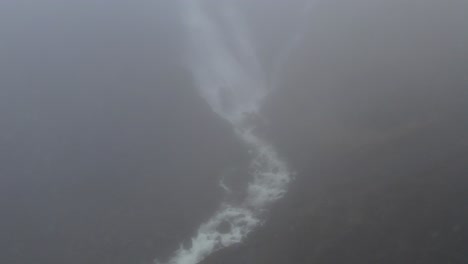 Río-Del-Valle-Y-Cascada-Detrás-De-La-Niebla-En-Islandia