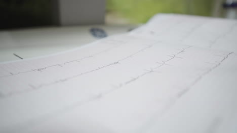 Líneas-Cardíacas-De-Ecg-Informes-De-Actividad-Del-Paciente-Estable-Primer-Plano