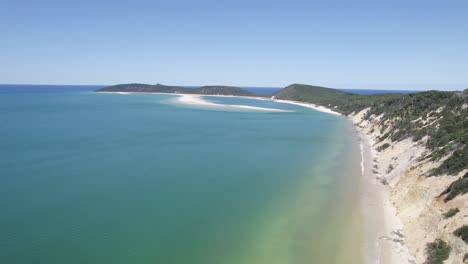 Rainbow-Beach-Mit-Türkisfarbener-Meereslandschaft-In-Queensland,-Australien---Drohnenaufnahme-Aus-Der-Luft