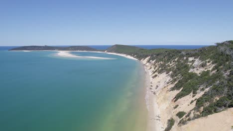 Rainbow-Beach-Mit-Ruhiger-Türkisfarbener-Bucht-In-Queensland,-Australien---Drohnenaufnahme-Aus-Der-Luft