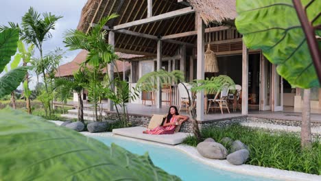 Weite-Zeitlupe-Einer-Frau,-Die-Sich-Am-Privaten-Pool-Neben-Einer-Böhmischen-Villa-In-Bali,-Indonesien,-Entspannt
