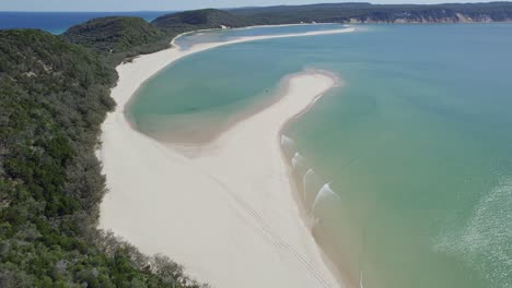 Double-Island-Point-In-Rainbow-Beach---Malerische-Landzunge-Mit-Weißem-Sandstrand-In-Cooloola,-Queensland
