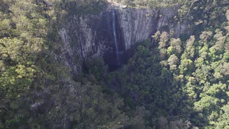 Luftbild-über-Minyon-Falls,-Umgeben-Von-üppigem-Regenwald-In-Qld,-Australien---Drohnenaufnahme