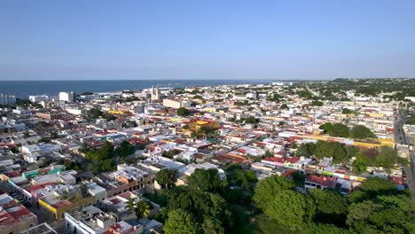 Tiro-De-Dron-Hacia-Arriba-De-La-Ciudad-De-Campeche-Y-Sus-Alrededores