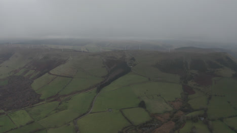 Drohnenaufnahme-Einer-Hügeligen-Englischen-Landschaft-Mit-Hügeln-Und-Feldern