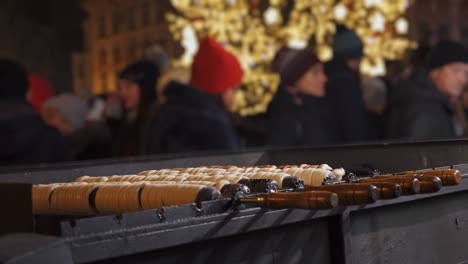 Trdelnik-Und-Menschen-In-Weihnachten-Prag,-Traditionelles-Straßenessen-Der-Tschechischen-Republik