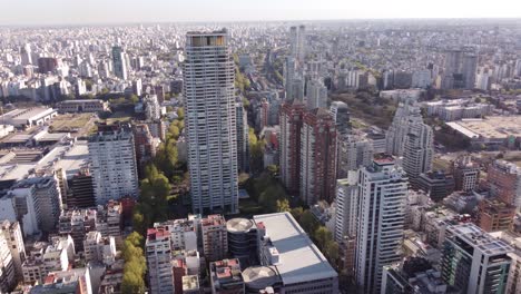 Drone-Aéreo-Vista-Panorámica-De-La-Torre-Le-Parc-Alto-Rascacielos-Edificio-Residencial-De-Lujo-En-El-Barrio-De-Palermo-De-Buenos-Aires-En-Argentina