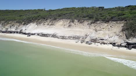 Strandbesucher-Mit-Fahrzeugen,-Die-An-Der-Sandigen-Küste-Von-Rainbow-Beach-In-Cooloola,-Queensland,-Geparkt-Sind,-Mit-Blick-Auf-Den-Beliebten-Carlo-Sand-Blow-Im-Sommer
