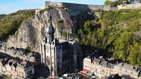 Steigende-Luftaufnahme-Der-Kathedrale-Notre-Dame-In-Belgien,-Einem-Historischen-Wahrzeichen-In-Europa