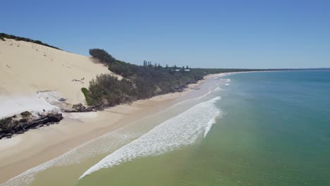 Malerische-Seelandschaft-Am-Rainbow-Beach-In-Queensland,-Australien---Luftdrohnenaufnahme