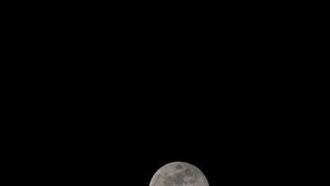 Luna-Saliendo-Desde-Abajo-Y-Terminando-Lentamente-En-Medio-Del-Marco,-Eclipse-Lunar-En-Tailandia-El-8-De-Noviembre-Pasado-De-2022