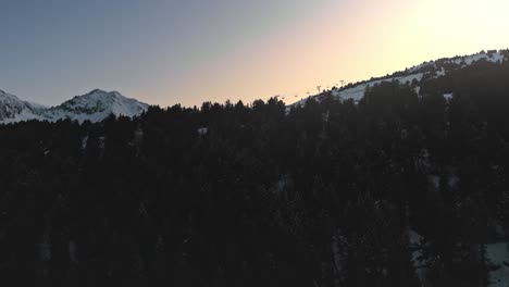 Luftrückzug,-Skilift-In-Einem-Skigebiet-Auf-Einem-Schneebedeckten-Alpenberg-Während-Der-Goldenen-Stunde