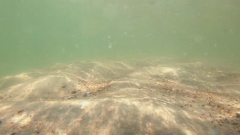 Unterwasseransicht-Des-Sandigen-Strandbodens