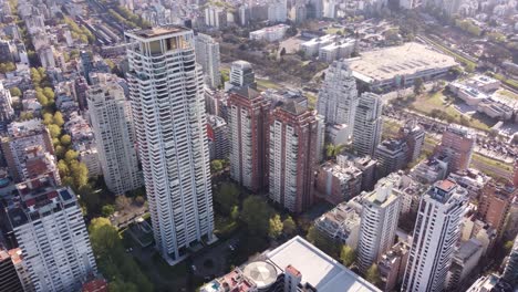 Vogelperspektive-Aus-Der-Luft-Von-Wolkenkratzern-Im-Finanzviertel-Von-Buenos-Aires-City-Bei-Sonnenlicht