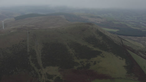 Drohnenaufnahme-Einer-Hügeligen-Englischen-Landschaft-Mit-Hügeln-Und-Feldern