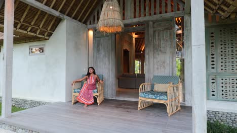 Junges-Asiatisches-Model,-Das-In-Einem-Böhmischen-Terrassenstuhl-In-Einer-Luxusvilla-In-Bali-Indonesien-Sitzt