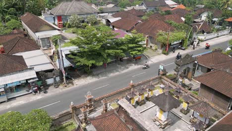 Drone-shot-of-Indonesian-housing-and-road-in-Batubulan,-Gianyar,-Bali
