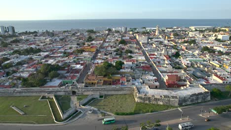 Luftaufnahme-Der-Ummauerten-Stadt-Campeche-In-Mexiko
