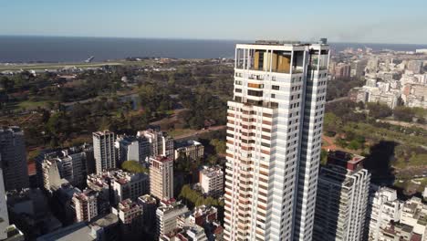 Schneckenschuss-Des-Wolkenkratzers-Le-Parc-In-Der-Stadt-Buenos-Aires,-Fluss-Im-Hintergrund,-Argentinien