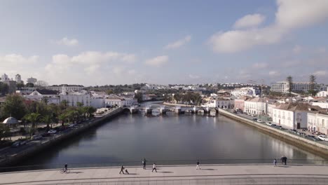 Puente-Romano-Sobre-El-Río-Gilao,-Tavira,-Algarve,-Portugal,-Antena-Hacia-Atrás