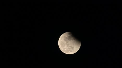 De-Color-Casi-Amarillo-Anaranjado-Mientras-Se-Mueve-Hacia-Arriba-Muy-Lentamente-Y-La-Parte-Está-Cubierta-De-Sombra,-Eclipse-Lunar-En-Tailandia-El-8-De-Noviembre-Pasado-De-2022
