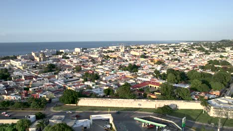 Seitliche-Drohnenaufnahme-Der-Stadt-Campeche-Mit-Ihrer-Mauer