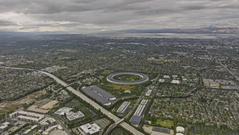 Cupertino-California-Aerial-V6-High-Angle-View-Drohne-Fliegt-über-Den-Campus-Des-Globalen-Technologiegiganten-Apple-Park-Und-Erfasst-Die-Autobahn-Junipero-Serra-Und-Die-Umliegenden-Stadtteile-–-Aufgenommen-Mit-Mavic-3-Cine-–-Juni-2022