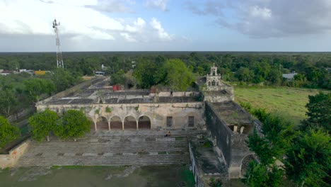 Reverse-drone-shot-of-abandoned-hacienda-de-uayalceh-in-Yucatan-Mexico