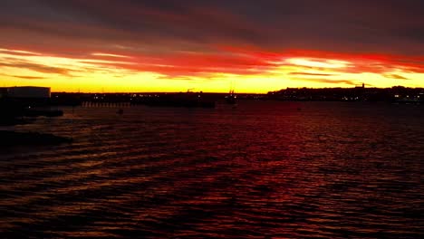 Feuriger-Szenischer-Sonnenaufgang-Rote-Skyline-Reflexion-In-Portland-Maine-Bay-Hafen-Am-Wasser