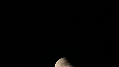 Luna-Saliendo-Desde-La-Parte-Inferior-Del-Marco-Parcialmente-Cubierta-Por-Una-Sombra-En-El-Lado-Superior-Derecho,-Eclipse-Lunar-En-Tailandia-El-8-De-Noviembre-Pasado-De-2022
