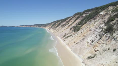 Rainbow-Beach-Mit-Malerischer-Meereslandschaft-Tagsüber-In-Queensland,-Australien---Drohnenaufnahme-Aus-Der-Luft