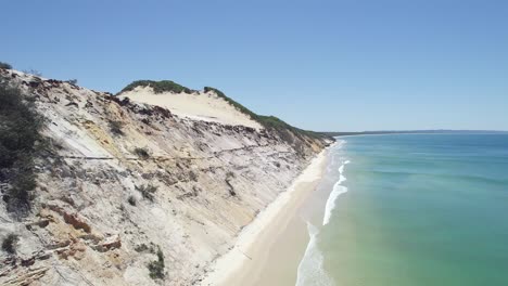 Rugged-Cliffs-Of-Famous-Carlo-Sandblow-With-Stunning-Seascape-Overview-In-Rainbow-Beach,-Cooloola,-Queensland