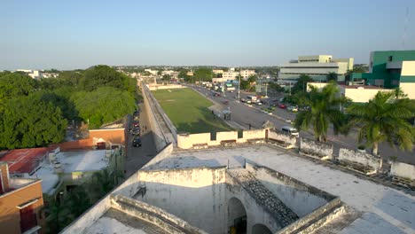 Fpv-Ansicht-Der-Mauer-Von-Campeche-In-Mexiko