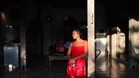 Schönes-Asiatisches-Mädchen-Posiert-In-Rotem-Maxikleid-In-Bali-Villa-Mit-Sonneneruption-Zur-Goldenen-Stunde