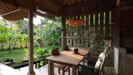 Villa-Tradicional-De-Concepto-Abierto-En-Bali,-Indonesia,-Con-Destellos-Solares-Golpeando-La-Mesa-Del-Comedor-Por-La-Mañana