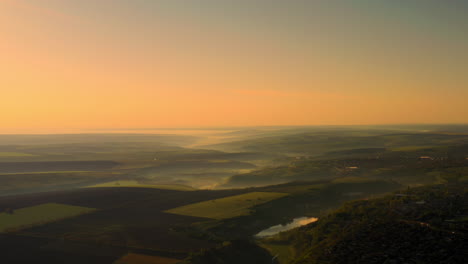Dramatischer-Blick-Auf-Einen-Sonnenaufgang-über-Den-Nebligen-Feldern-Zur-Goldenen-Stunde-In-Der-Republik-Moldau