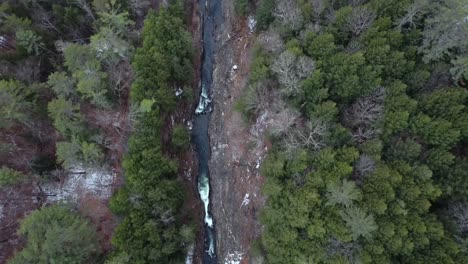Luftaufnahme-Von-Oben-Nach-Unten-Quechee-Gorge-Und-Ottauquechee-River-In-Der-Nähe-Von-Woodstock,-Vermont,-USA